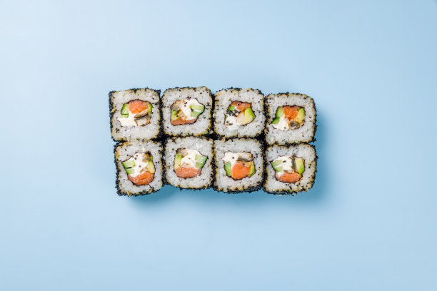 费城鳗鱼三文鱼卷配蓝色底色的黑色马萨科干酪图片下载