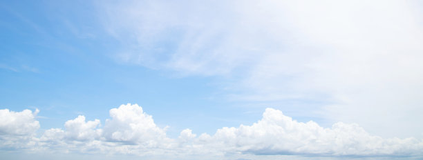 美丽清澈的蓝天背景与微小的普通白云在早上的时间射线阳光。空间的文本。软的焦点。图片下载