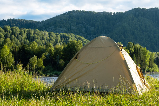 河岸上的游客帐篷。露营帐篷在山河附近。当地旅游，周末去大自然。图片下载