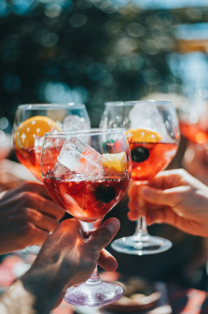 人字起重架!三杯桑格利亚汽酒，特写。图片下载