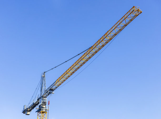蓝天背景下的工地塔吊，复制空间图片下载