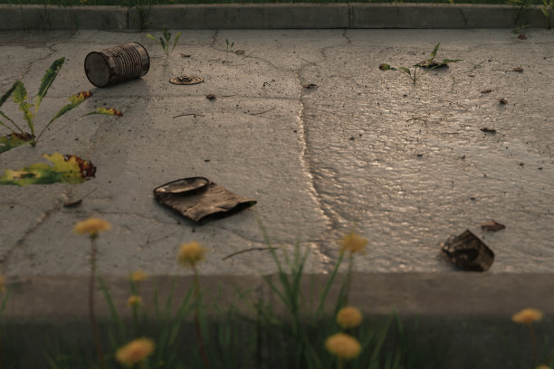 废弃街道上生锈的锡罐的3d渲染图片下载