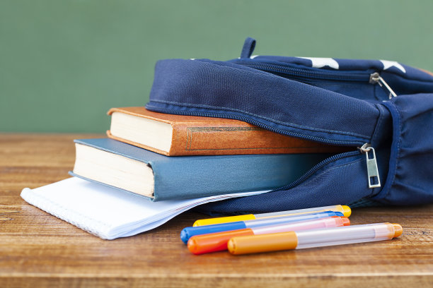 学校用品从背包里伸出来的特写图片下载