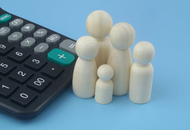 蓝色背景的计算器和家庭成员。图片下载