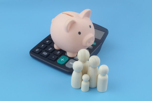 蓝色背景的木制人物是家庭成员，有存钱罐和计算器。图片下载