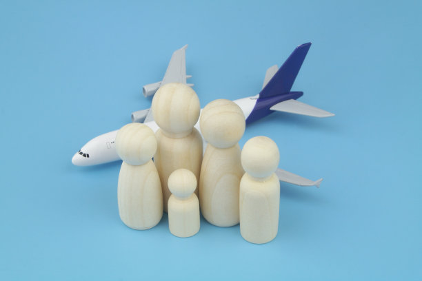 蓝色背景上的家庭人物和飞机。图片下载