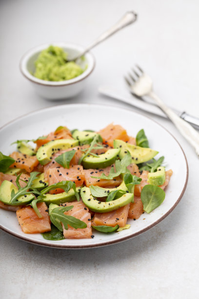 鳄梨三文鱼沙拉，适合生酮和低碳水化合物饮食。生锈的背景，俯视图，复制空间。图片下载