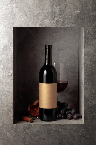 一瓶一杯红酒配蓝葡萄。图片下载