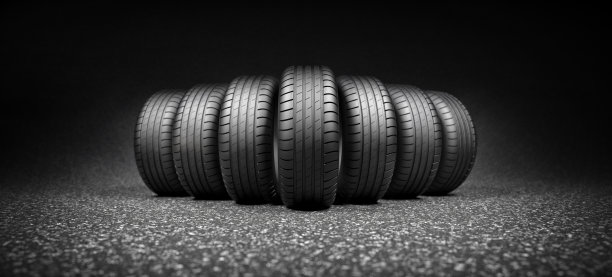 柏油路上的汽车轮胎图片下载