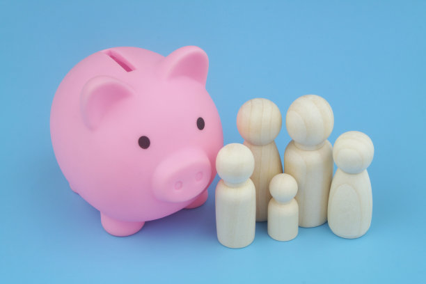 有家庭人物的存钱罐。图片下载