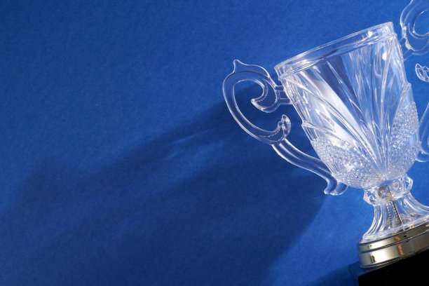 蓝色背景下的水晶奖杯图片下载