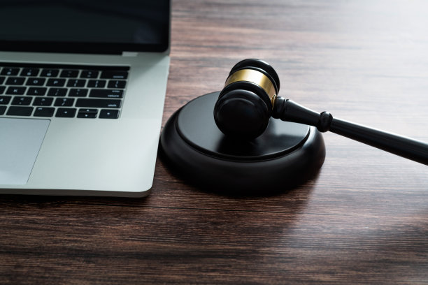 法槌和笔记本电脑图片下载