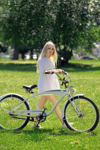 女孩骑着自行车走路图片下载