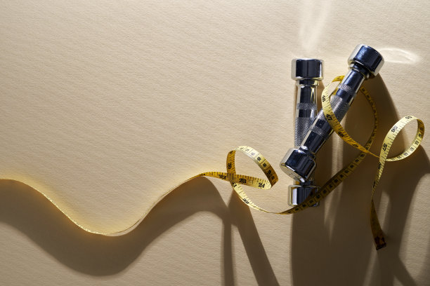 哑铃用黄色卷尺量拷贝空间图片下载