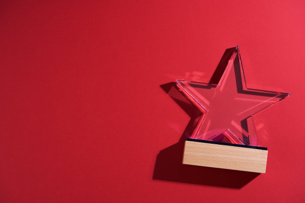 星形水晶奖杯对红色背景图片下载