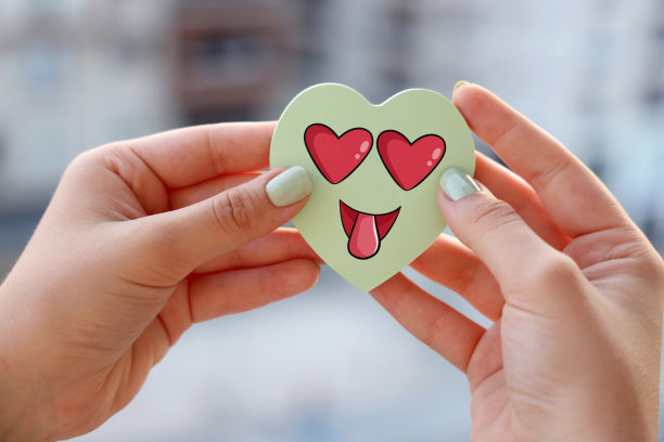 女人拿着emoji图片下载