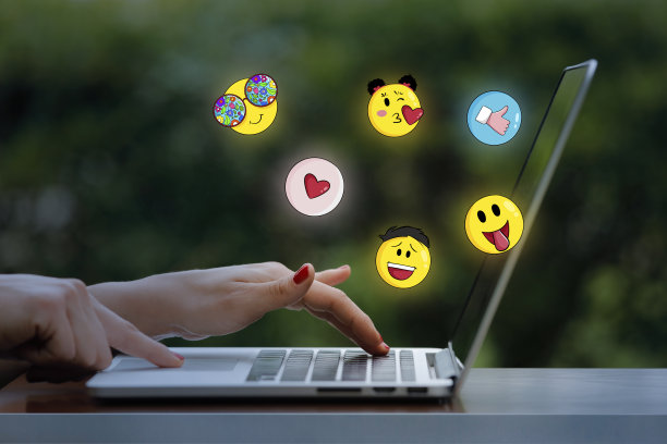 女性使用带有表情符号的笔记本电脑图片下载