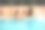 快乐的女人在夏天的游泳池边喝鸡尾酒边玩。图片下载