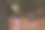 两个朋友爬上山顶。年轻女性在度假。女人用双筒望远镜，观鸟。图片下载