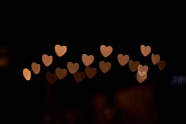 在黑暗的夜晚，有一个心形的光点图片下载