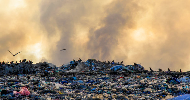 用燃烧的垃圾堆填埋图片下载