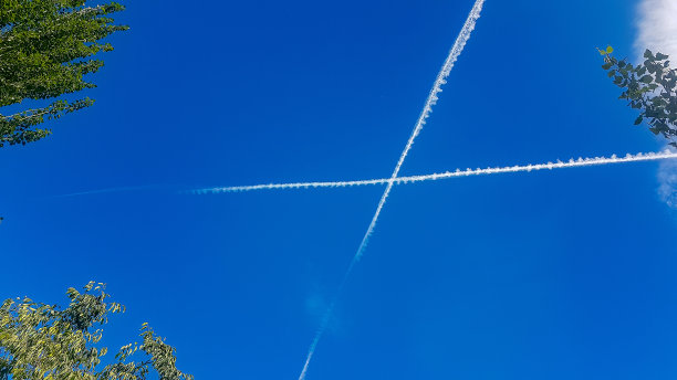 飞机在蓝天上划过的白线图片下载
