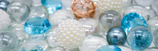 旗帜用美丽的透明背景，蓝色的玻璃珠、水晶、白色的珍珠。本空间图片下载