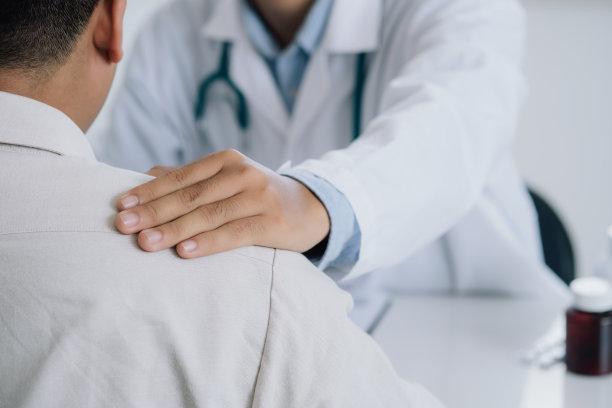 患有抑郁症的男子去看医生。PTSD心理健康概念。图片下载