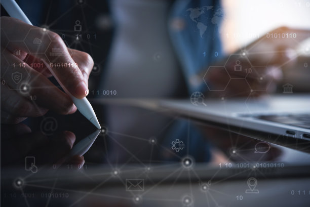 互联网联网，远程工作，数据交换概念。商务女性使用数字平板电脑工作的笔记本电脑与互联网网络连接图片下载