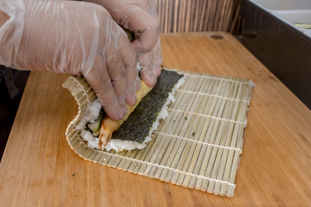 用天妇罗寿司卷一卷天妇罗寿司卷。使makizushi。图片下载