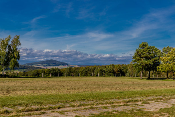 在德国统一日，沿着阿尔法点纪念碑附近的Kolonnenweg散步图片下载