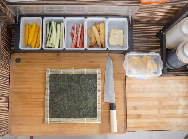准备加州真寿司和其他寿司的原料——紫菜、芒果、黄瓜、蟹棒、碎虾和奶酪。在一个日本小吃摊。图片下载