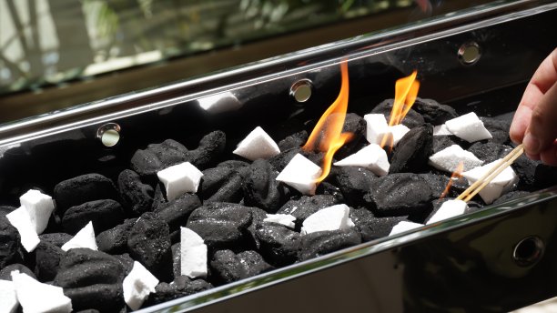 燃烧的烤架特写图片下载