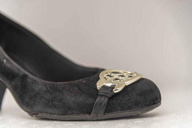 女人的绒面革鞋在白色的背景图片下载