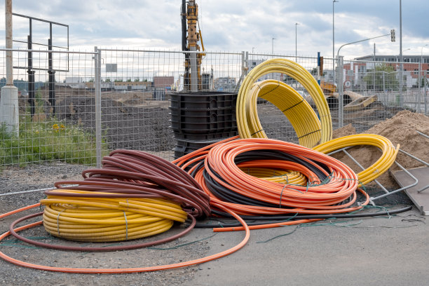 通讯设备的开发，大型卷材卷筒的PVC管塑料。施工现场的油管保护电气电缆图片下载