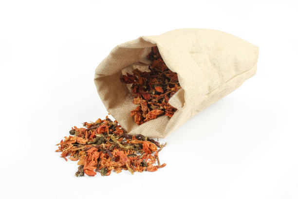 混合干香料从棕色粗麻袋洒在白色的背景图片下载