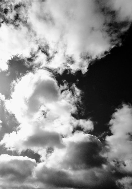 蓬松的云彩-黑白背景图片图片下载