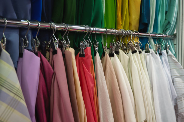 金属架子上挂着色彩鲜艳的面料样品图片下载