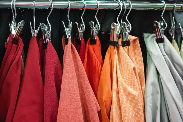 金属架子上挂着色彩鲜艳的面料样品图片下载