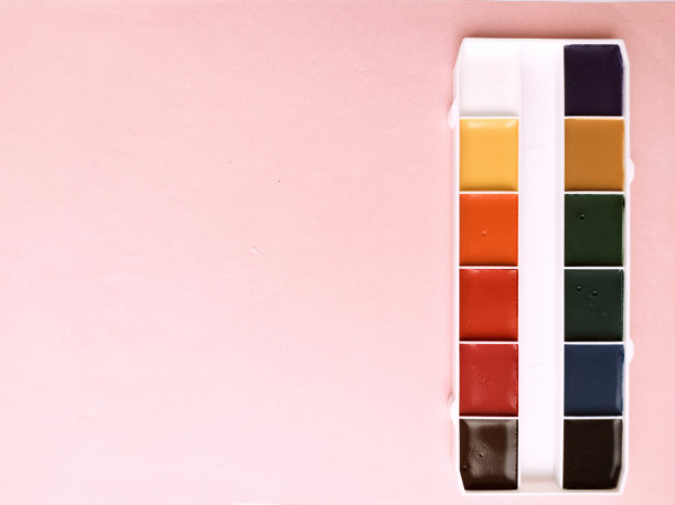 用画笔在白色背景上作画。一切为了绘画。创造。儿童的创造力。的爱好。彩色颜料和水粉。图片下载