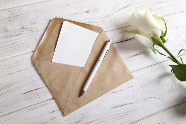 笔记本与钢笔和玫瑰图片下载