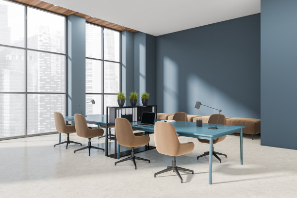 办公室内部，办公桌上有笔记本电脑，沙发上有城市全景窗图片下载