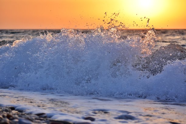 希腊萨摩斯岛夕阳背景下的海浪图片下载