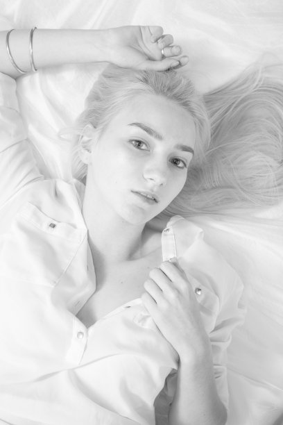 性感的金发女孩图片下载