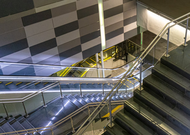 墨西哥瓜达拉哈拉地铁和地铁公共交通线路位于历史名城中心图片下载