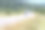 工业经典的大钻机半挂车牵引车，在蜿蜒狭窄的高速公路上用平板半挂车运输有盖货物图片下载