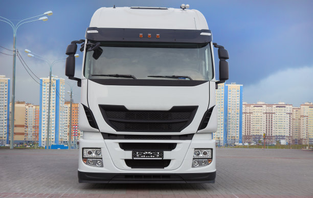 以城市为背景的卡车图片下载