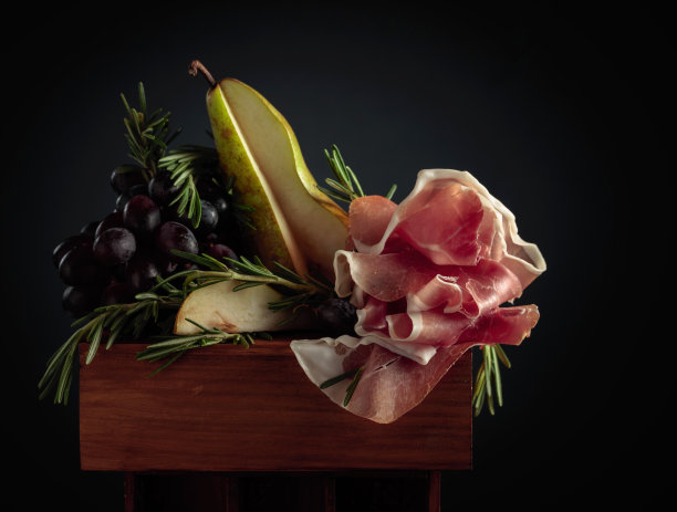 熏火腿配迷迭香、梨和葡萄。图片下载