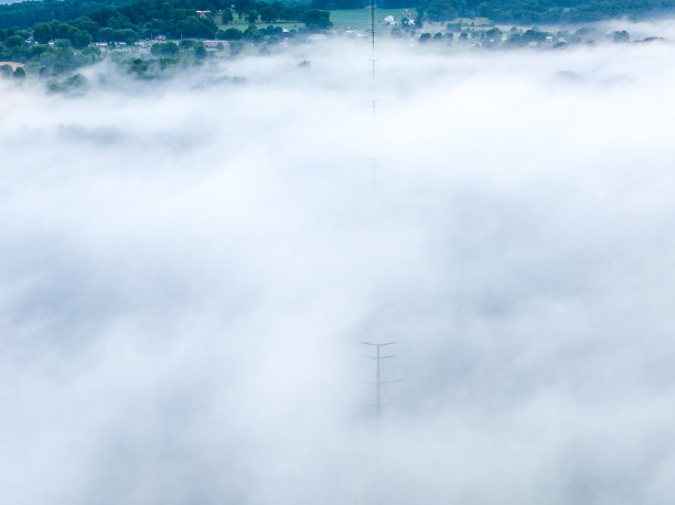 雾笼罩景观图片下载