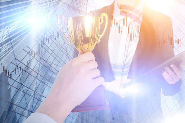 财务奖，专业领导，最佳企业家，摩天楼办公室背景上手握商务杯图片下载